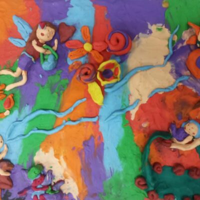 Relieve de plastilina hecho en los talleres infantiles de verano